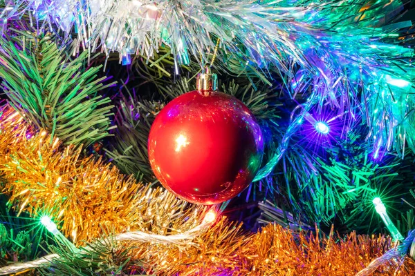 Zdobené Vánoční Stromeček Detailní Záběr Červená Koule Uprostřed Ozářená Věnec — Stock fotografie