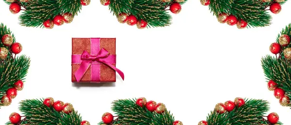 Decorativi Rami Abete Rosso Natale Con Bacche Rosse Dorate Che — Foto Stock