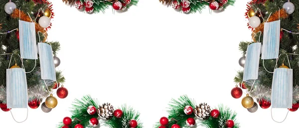 圣诞树上装饰着面具 彩球和金银花 在大流行病期间庆祝假日 安全假日庆祝的概念 被白色背景隔离 横幅尺寸 复制空间 图库图片