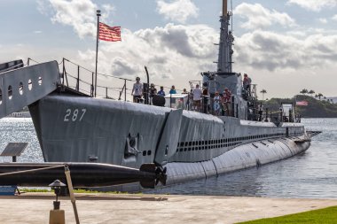 Pearl Harbor, Honolulu, Hawaii, ABD - 23 Eylül 2018: USS Bowfin denizaltısı, Pearl Harbor 'daki USS Arizona Memorial Ziyaretçi Merkezi' nin yanına yanaştı..