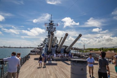 Pearl Harbor, Hawaii, ABD - 24 Eylül 2018: Büyük top ve USS Missouri güvertesi Pearl Harbor 'a yanaştı. Güverte turistlerle dolu. Arkaplan olarak beyaz bulutlu mavi gökyüzü.