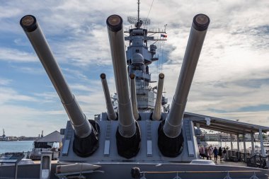 Pearl Harbor, Hawaii, ABD - 24 Eylül 2018: Büyük USS Missouri topları Pearl Harbor 'a yanaştı. Arkaplan olarak beyaz bulutlu mavi gökyüzü.