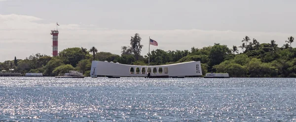 美国夏威夷州珍珠港 2018年9月23日 美国亚利桑那州纪念号的远距离拍摄 美国国旗在其上方飘扬 — 图库照片