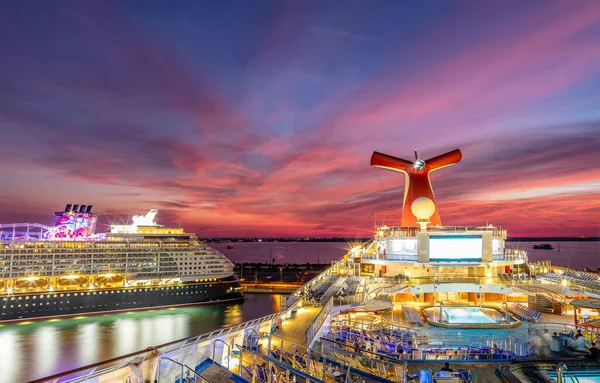 Port Canaveral Florida Septiembre 2019 Los Cruceros Carnival Liberty Disney Fotos De Stock Sin Royalties Gratis