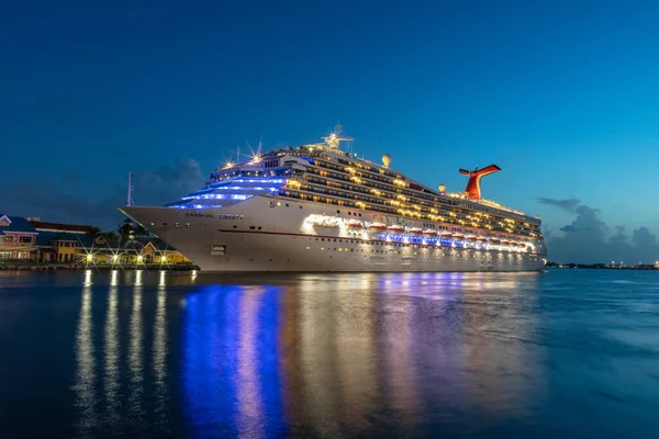 巴哈马 2019年7月13日 嘉年华自由号游轮停泊在乔治王子码头 蓝色的一小时船舶和港口的灯光在港口水面上的辉煌反光前景 图库图片