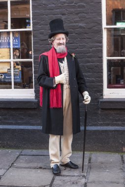 Rochester, İngiltere-Aralık 6: iyi Victorian giymiş insanlar kostüm geçit sokaklarda yıllık Rochester Dickens Noel Festivali, 6 Aralık 2014, Rochester İngiltere'de.