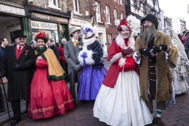 Rochester, İngiltere-Aralık 6: iyi Victorian giymiş insanlar kostüm geçit sokaklarda yıllık Rochester Dickens Noel Festivali, 6 Aralık 2014, Rochester İngiltere'de.