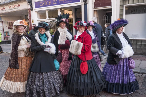 ROCHESTER, UK-DECEMBER 6: People dressed in fine Victorian costumes parade in the streets in the annual Rochester Dickensian Christmas Festival, December 6, 2014, Rochester UK. — Stock Photo, Image