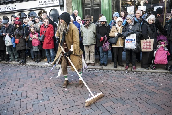 Rochester, Wielka Brytania-6 grudnia: Ludzie ubrani w porządku Victorian kostiumy parady na ulicach w rocznych Rochester Dickensian Christmas Festival, 6 grudnia 2014 r., Rochester Uk. — Zdjęcie stockowe