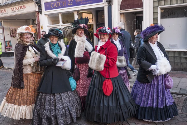 Rochester, Wielka Brytania-6 grudnia: Ludzie ubrani w porządku Victorian kostiumy parady na ulicach w rocznych Rochester Dickensian Christmas Festival, 6 grudnia 2014 r., Rochester Uk. — Zdjęcie stockowe