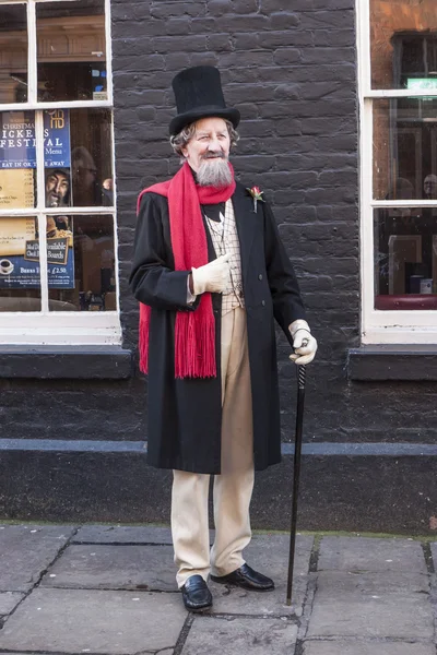 ROCHESTER, Reino Unido-DEZEMBRO 6: Pessoas vestidas com belos trajes vitorianos desfilam nas ruas no anual Rochester Dickensian Christmas Festival, 6 de dezembro de 2014, Rochester, Reino Unido . Fotografias De Stock Royalty-Free