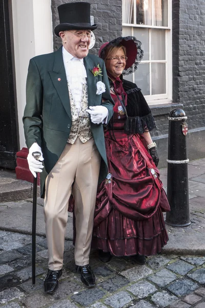 Rochester, Storbritannien-December 6: Människor klädda i fina viktorianska kostymer parad på gatorna i den årliga Rochester Dickens Christmas Festival, 6 December 2014, Rochester Uk. Stockfoto