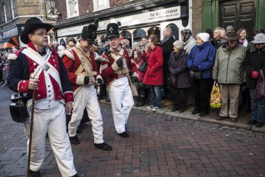 Rochester, İngiltere-Aralık 6: iyi Victorian giymiş insanlar kostüm geçit sokaklarda yıllık Rochester Dickens Noel Festivali, 6 Aralık 2014, Rochester İngiltere'de.