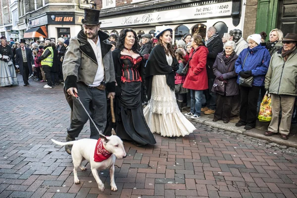 Rochester, Wielka Brytania-6 grudnia: Ludzie ubrani w porządku Victorian kostiumy parady na ulicach w rocznych Rochester Dickensian Christmas Festival, 6 grudnia 2014 r., Rochester Uk. — Zdjęcie stockowe