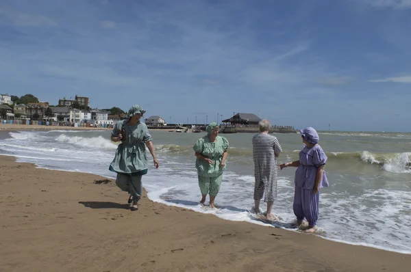 15 Haziran: Victoria kostüm giyinmiş Dickens Festivali üyeler yıllık Festivali Viking Bay deniz banyo dahil olmak üzere, bir beach party ile katılmaktadır. 15 Haziran 2015 Broadstairs İngiltere'de — Stok fotoğraf