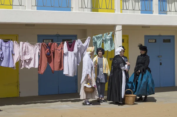 Június 15-én: Dickens fesztivál tagok öltözött viktoriánus jelmez vesz részt az éves Fesztivál egy beach party, Viking-öbölben, valamint a tengeri fürdőzés. Broadstairs-Uk 2015. június 15. — Stock Fotó