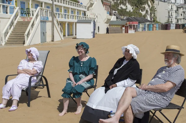 15 Haziran: Victoria kostüm giyinmiş Dickens Festivali üyeler yıllık Festivali Viking Bay deniz banyo dahil olmak üzere, bir beach party ile katılmaktadır. 15 Haziran 2015 Broadstairs İngiltere'de — Stok fotoğraf