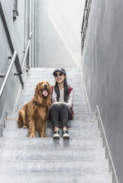 Ragazza e il suo golden retriever — Foto Stock