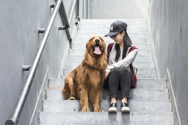 Ragazza e il suo golden retriever — Foto Stock