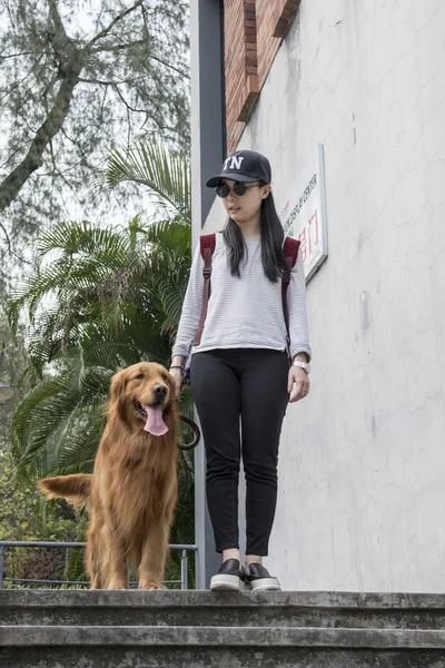 Ragazza e il suo golden retriever — Foto Stock