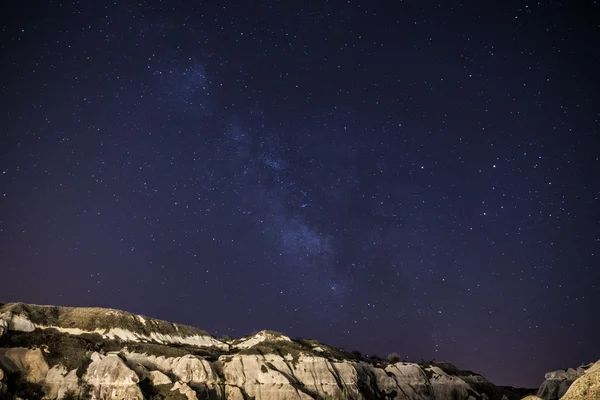 Турецкое ночное небо Каппадокии — стоковое фото