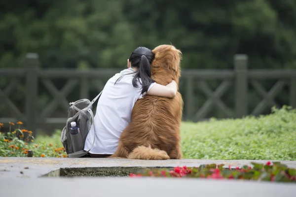 Menina encantadora e seu cão — Fotografia de Stock