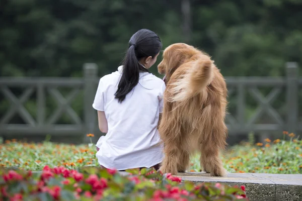 사랑 스러운 소녀와 그녀의 강아지 — 스톡 사진