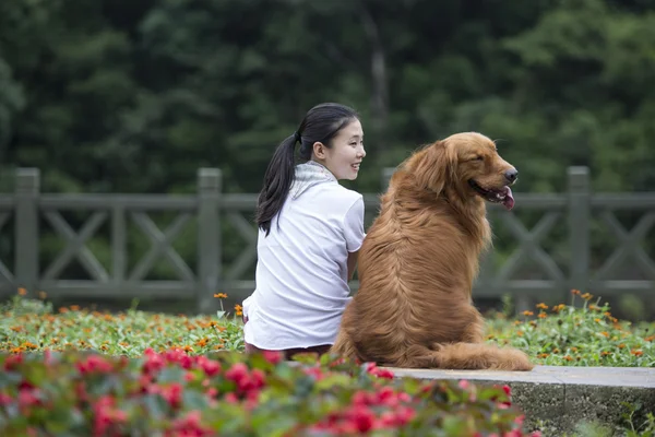 Bella ragazza e il suo cane — Foto Stock