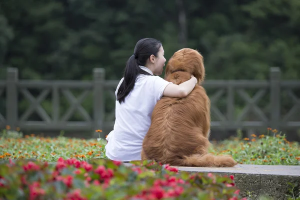 Menina encantadora e seu cão — Fotografia de Stock