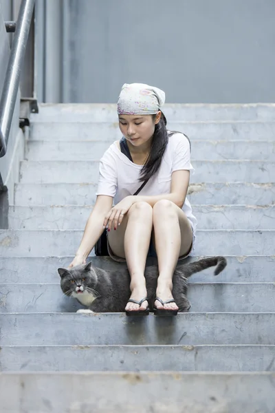 Ragazza e gatto grigio — Foto Stock