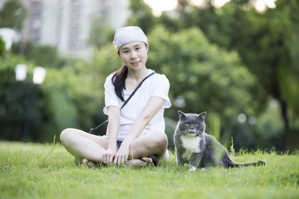 Girl and cat on grass — Stock Photo, Image