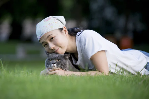Dziewczyna i szary kot — Zdjęcie stockowe