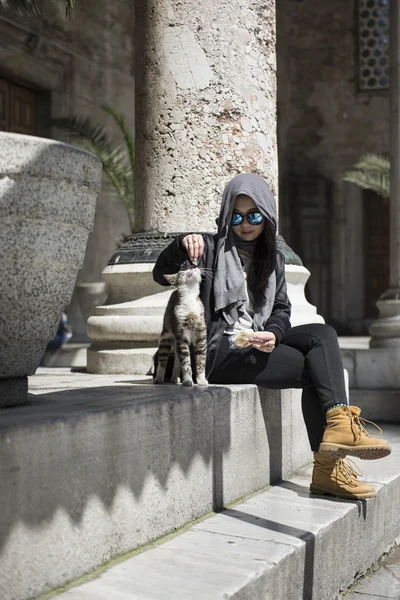 Dziewczyna i kotka na ulicy — Zdjęcie stockowe
