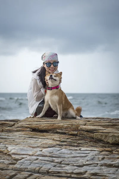 Kız ve Shiba Inu — Stok fotoğraf