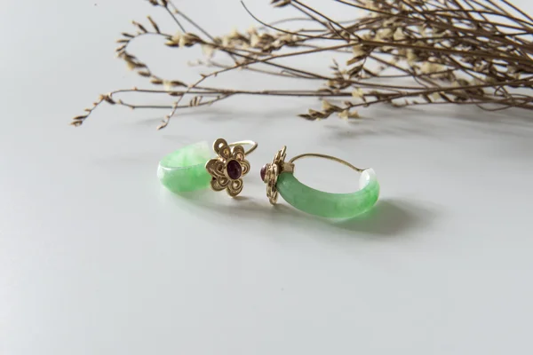 Joyas de jade, fondo blanco — Foto de Stock