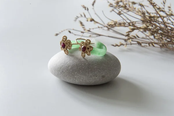 Jade biżuteria, białe tło — Zdjęcie stockowe