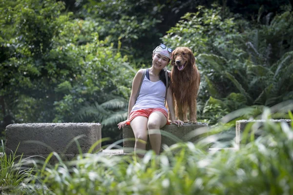 Girls and golden retriever — Stock Photo, Image