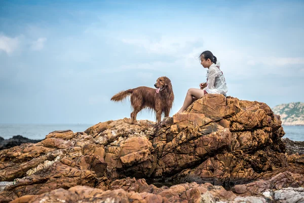 Chicas y golden retriever — Foto de Stock