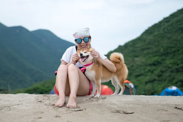 Mädchen und shiba inu — Stockfoto