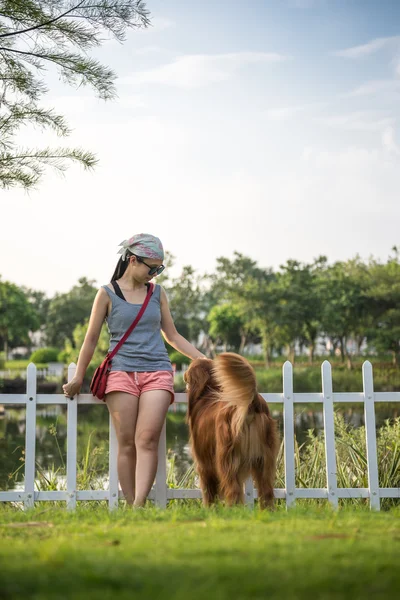 Girls and golden retriever — Stock Photo, Image