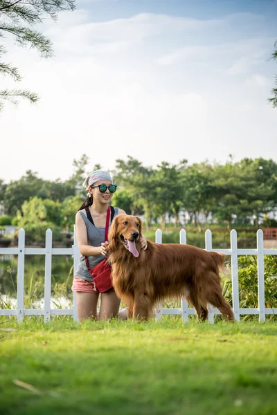 Girls and golden retriever — Stock Photo, Image