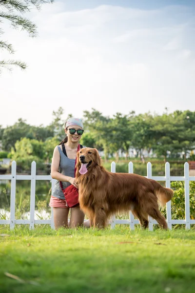 Ragazze e golden retriever — Foto Stock