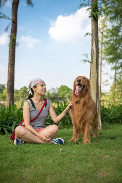 Dziewczyny i złoty pies myśliwski — Zdjęcie stockowe