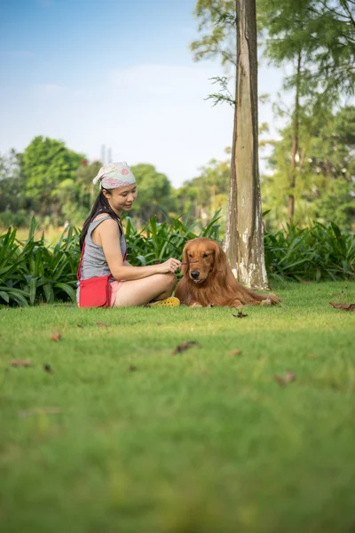 Girls and golden retriever — Stock Photo, Image