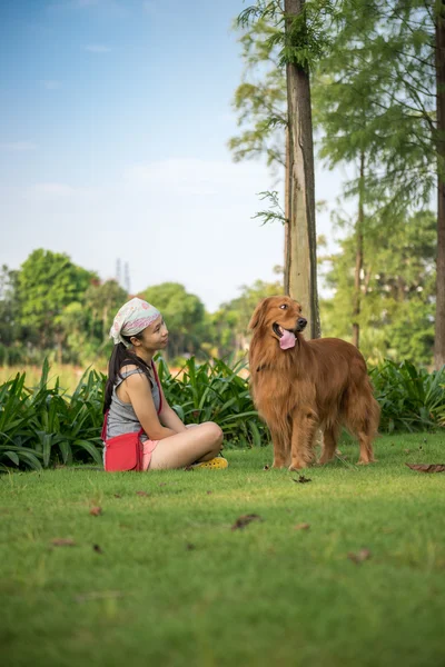 Dziewczyny i złoty pies myśliwski — Zdjęcie stockowe
