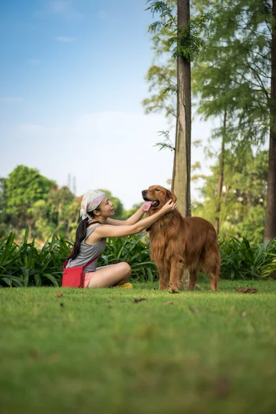 Meninas e golden retriever — Fotografia de Stock