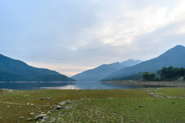 山や湖の美しい自然景観 — ストック写真