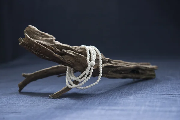 Белый браслет — стоковое фото