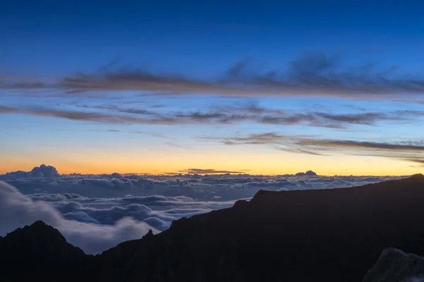 Восход солнца на вершине горы — стоковое фото