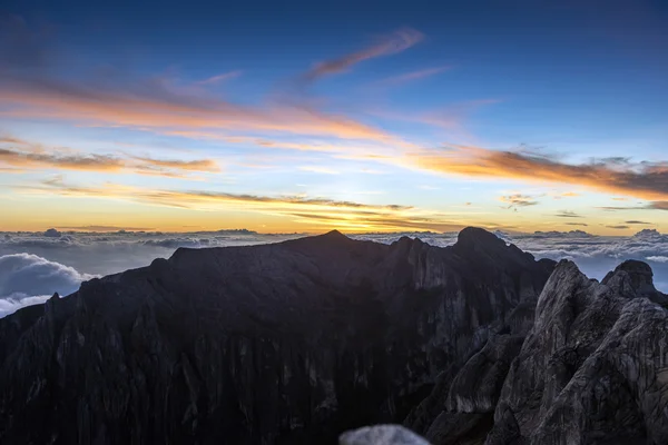 Dağın tepesinde Sunrise — Stok fotoğraf